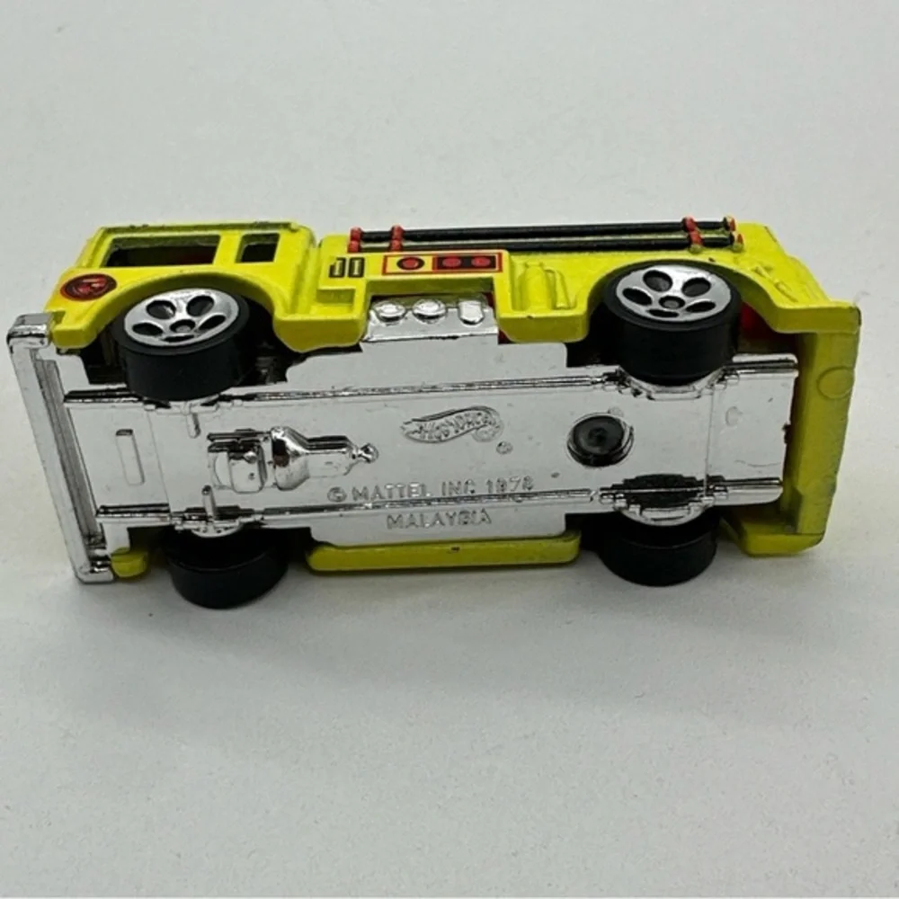 Hot Wheels - FIRE-EATER, FIRE-TRUCK, Flyin' Colors, 7-Spokes, Malaysia Base 1976